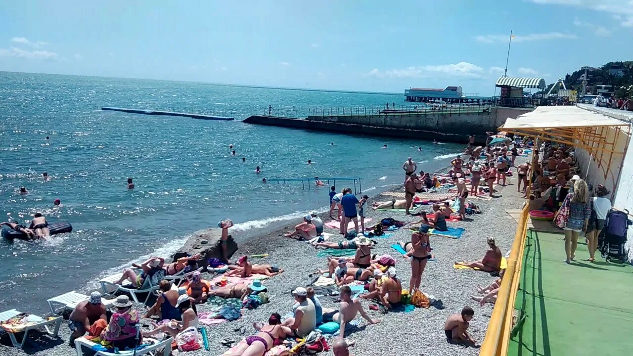 Температура воды в черном море алушта. Черное море Алушта пляж. Пляж Алушта Кравченко. Алушта 2017. Алушта в сентябре.