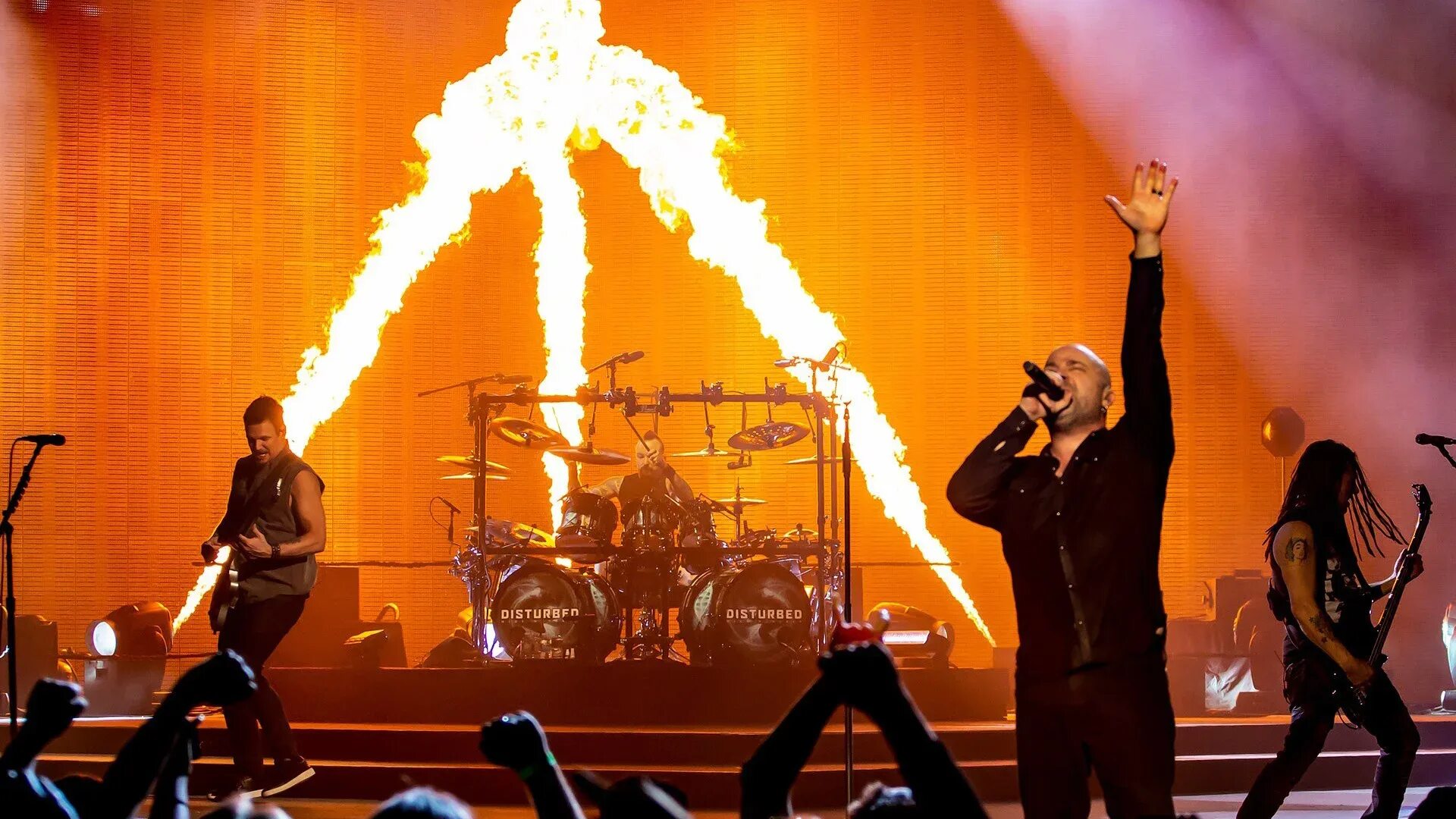 Disturbed концерт. Disturbed концерты. Disturbed 2008. Disturbed гитарист. Disturbed концерт.