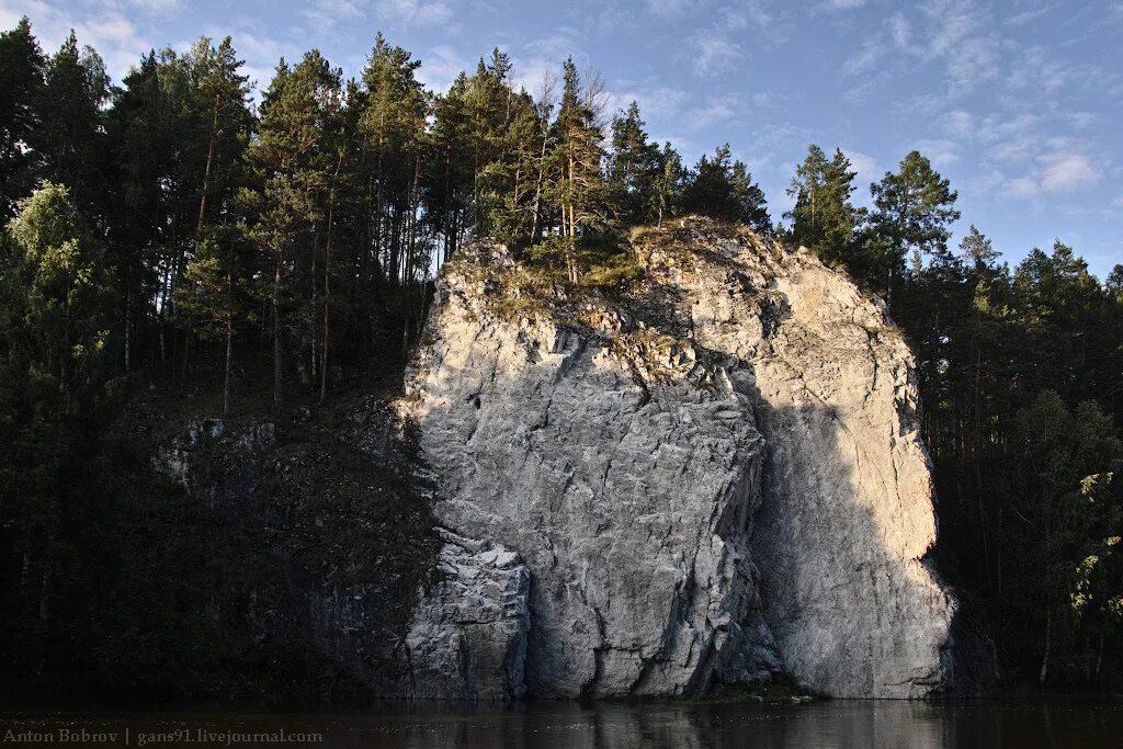 Камень гребень. Река Чусовая камень гребешок. Камень гребешки на Чусовой. Скала гребешок Чусовой. Скала гребешок на реке Чусовая.