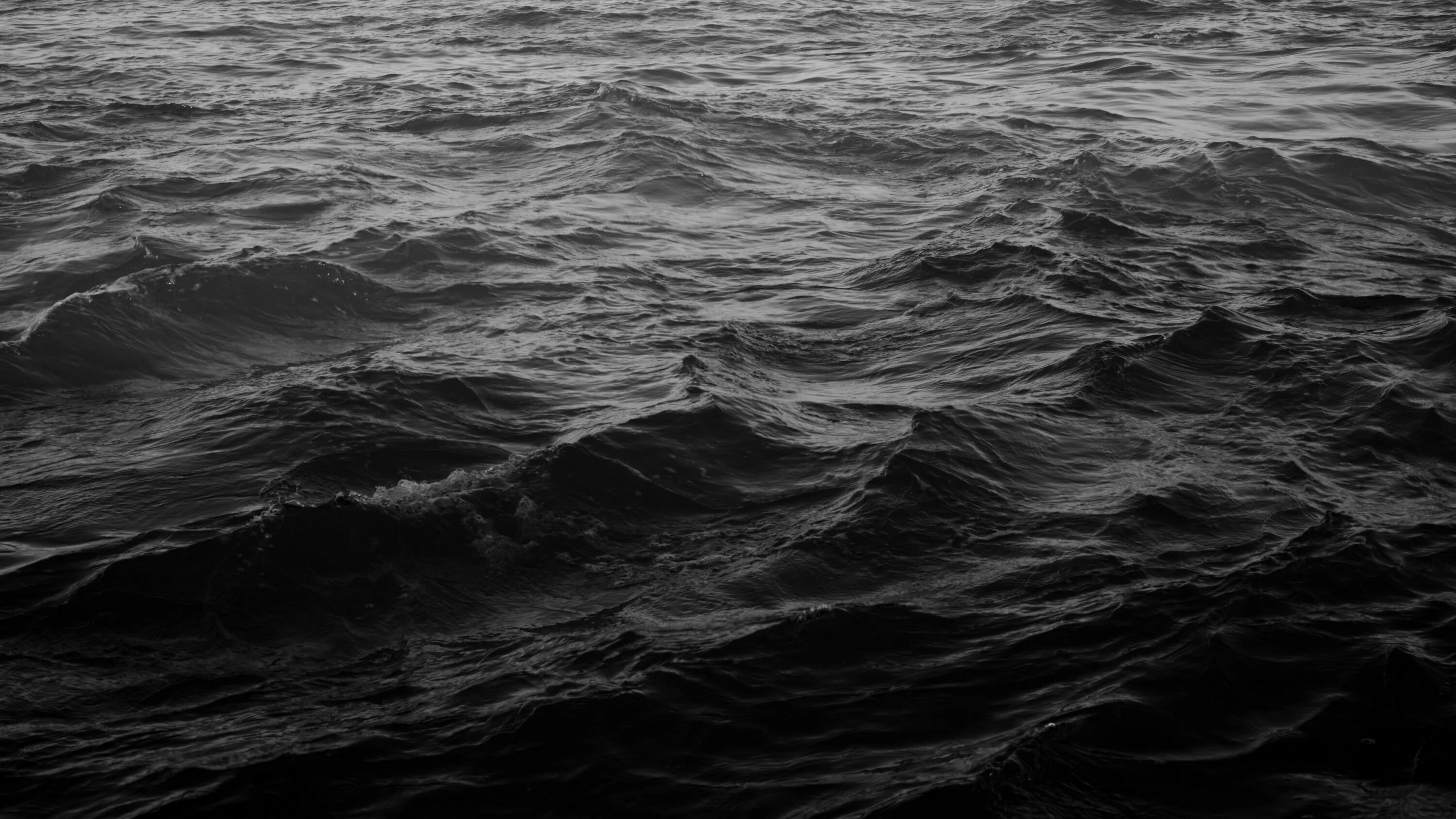 Темная волна 3. Темный фон с волнами. Темное море волны. Черно белые волны. Черно белые волны.