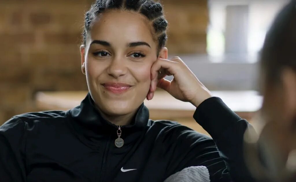 Jemeliz smith. Jorja smith nike. jorja smith грудь. джон смит певица. nuryana smith.