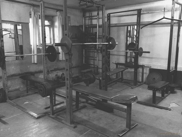 Гимнастический зал титаника. Качалка спортзал. Старые тренажерные залы. Спортзал. Подвальные качалки 90х.