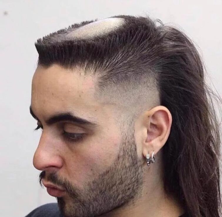 Худшие мужские стрижки. Самовлюбленный парень. Мужчина нарцисс. Фото плохих мужчин. Маллет стрижка 2023.