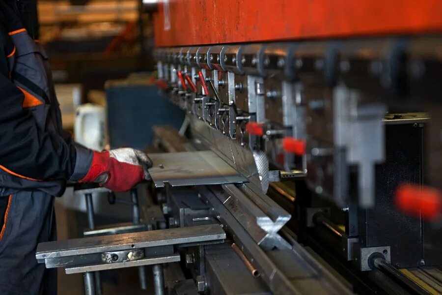 Гибочные пуансоны trumpf. Гибка металла 2мм корунд. Гильотина для рубки металла. Резка листового металла гильотиной. Резка металла на гильотинных ножницах.