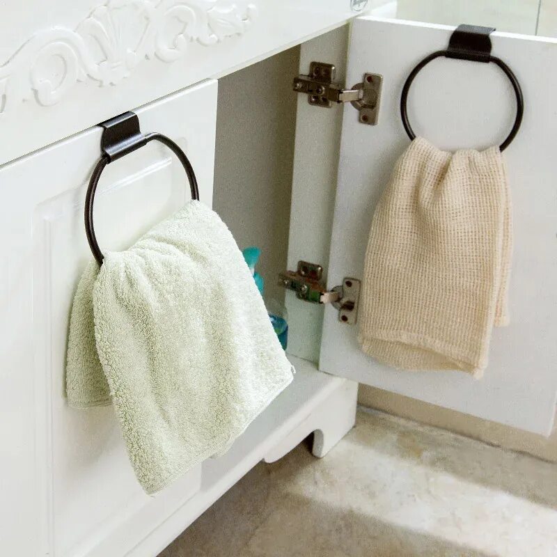 Дизайн полотенца. Вешалка для полотенец в ванной. Дизайнерская вешалка для полотенец. Полотенцедержатели для ванной комнаты. Полотенце в ванной в интерьере.
