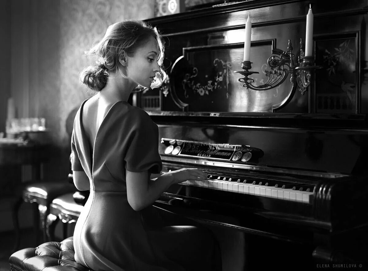 Девушка на рояле. Девушка за пианино. Девушка играет на пианино. Пианист девушки. Пианист девушки.
