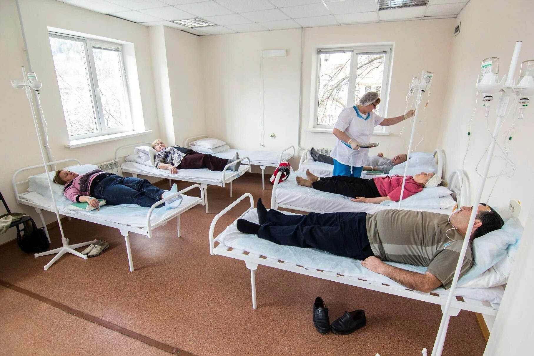 Оказание помощи в дневных стационарах. Дневной стационар. Палата дневного стационара. Дневной стационар при поликлинике. Что такое дневной стационар в поликлинике.