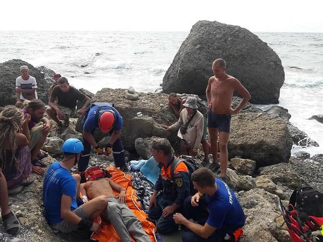 Селфи на обрыве. Смотровая площадка 800 ступенек анапа. Разбившись со скалы. Разбившись со скалы. Скалодром камское устье.