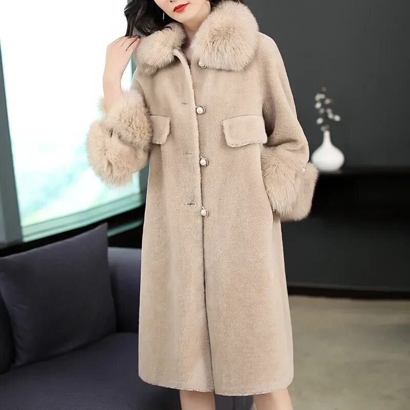 прямое пальто с меховым воротником.