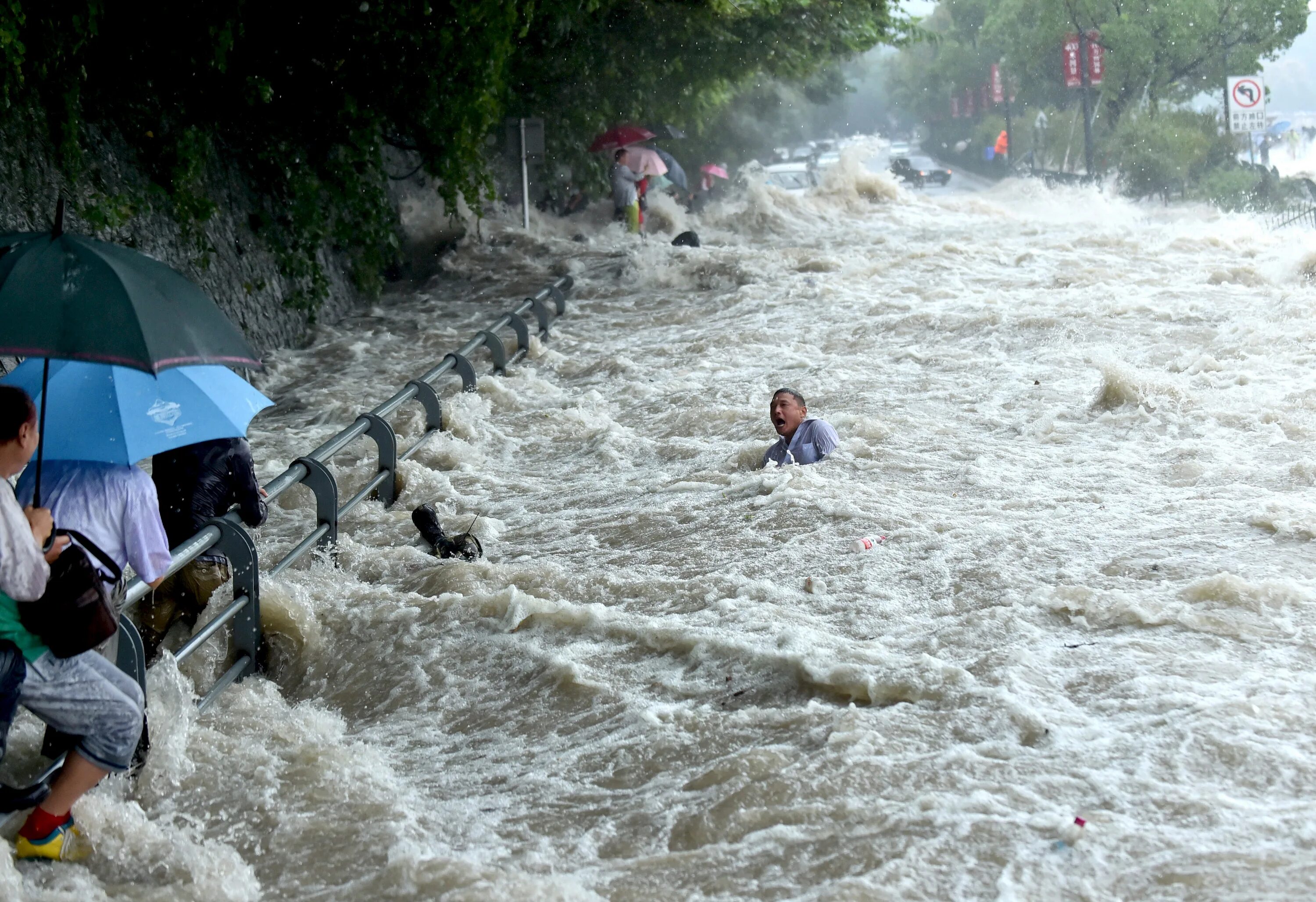 Потоки воды неслись. Поток воды. Сильный поток воды. Наводнение поток воды. Наводнение сильный поток воды.