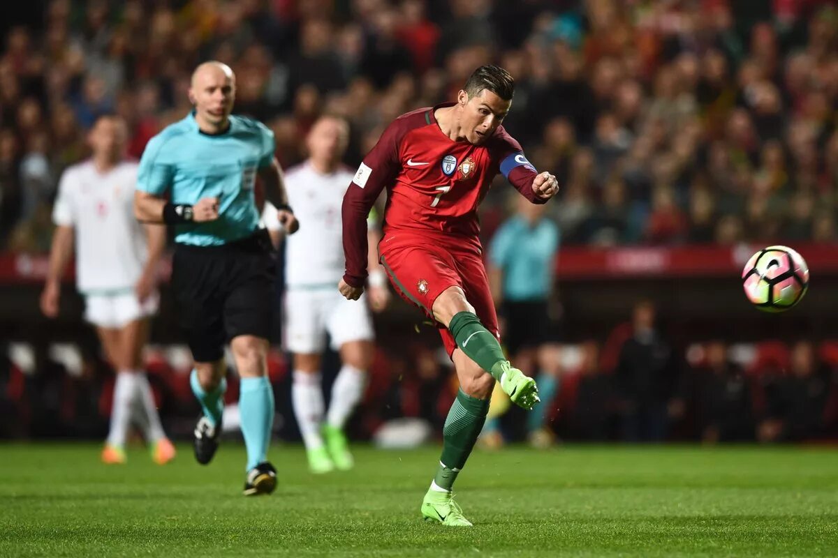 Ronaldo Shocked. Cristiano Ronaldo Kisses the World Cup. Соккервей футбол