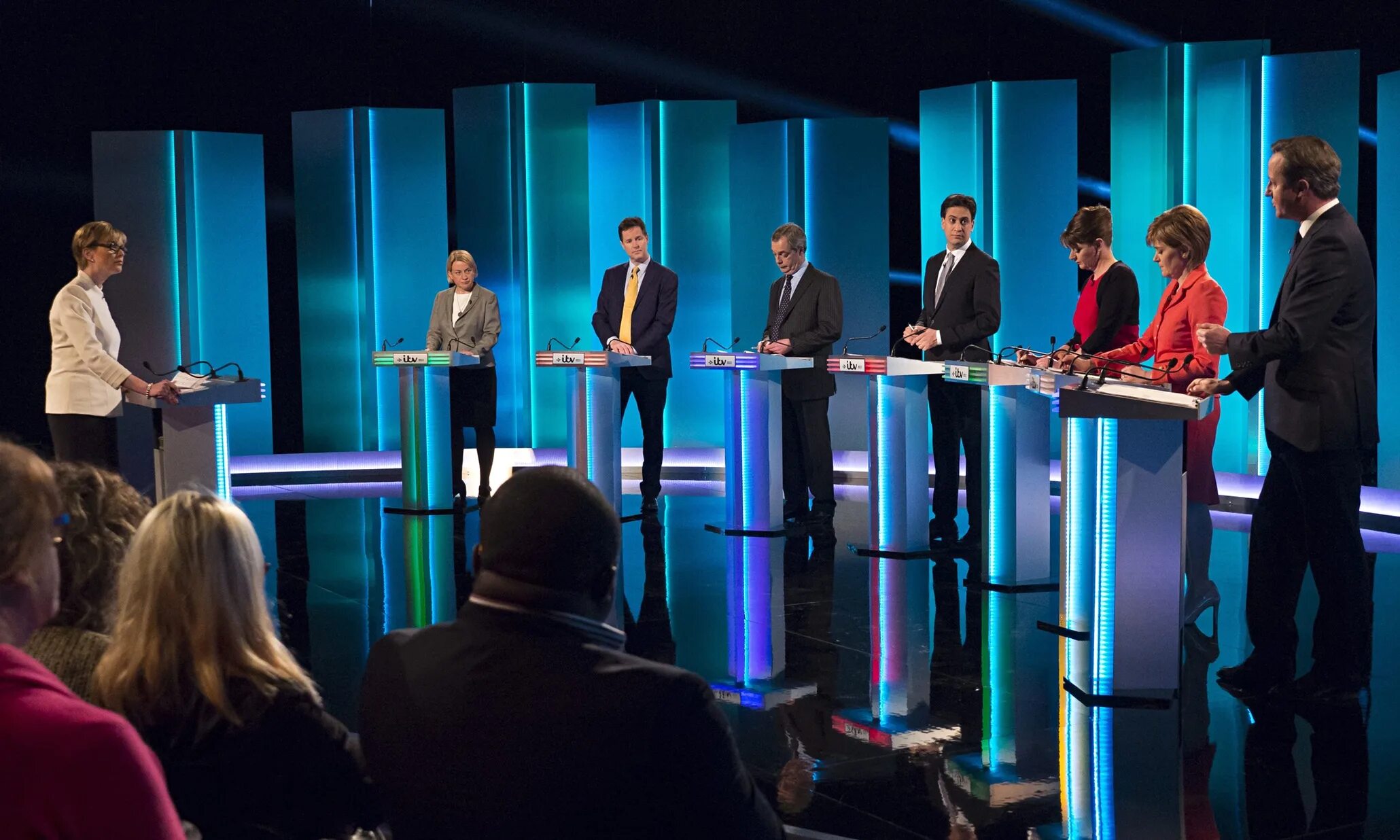 Человек за стойкой на дебатах. Third great debate. Дебаты на ТВ по Украине фото.