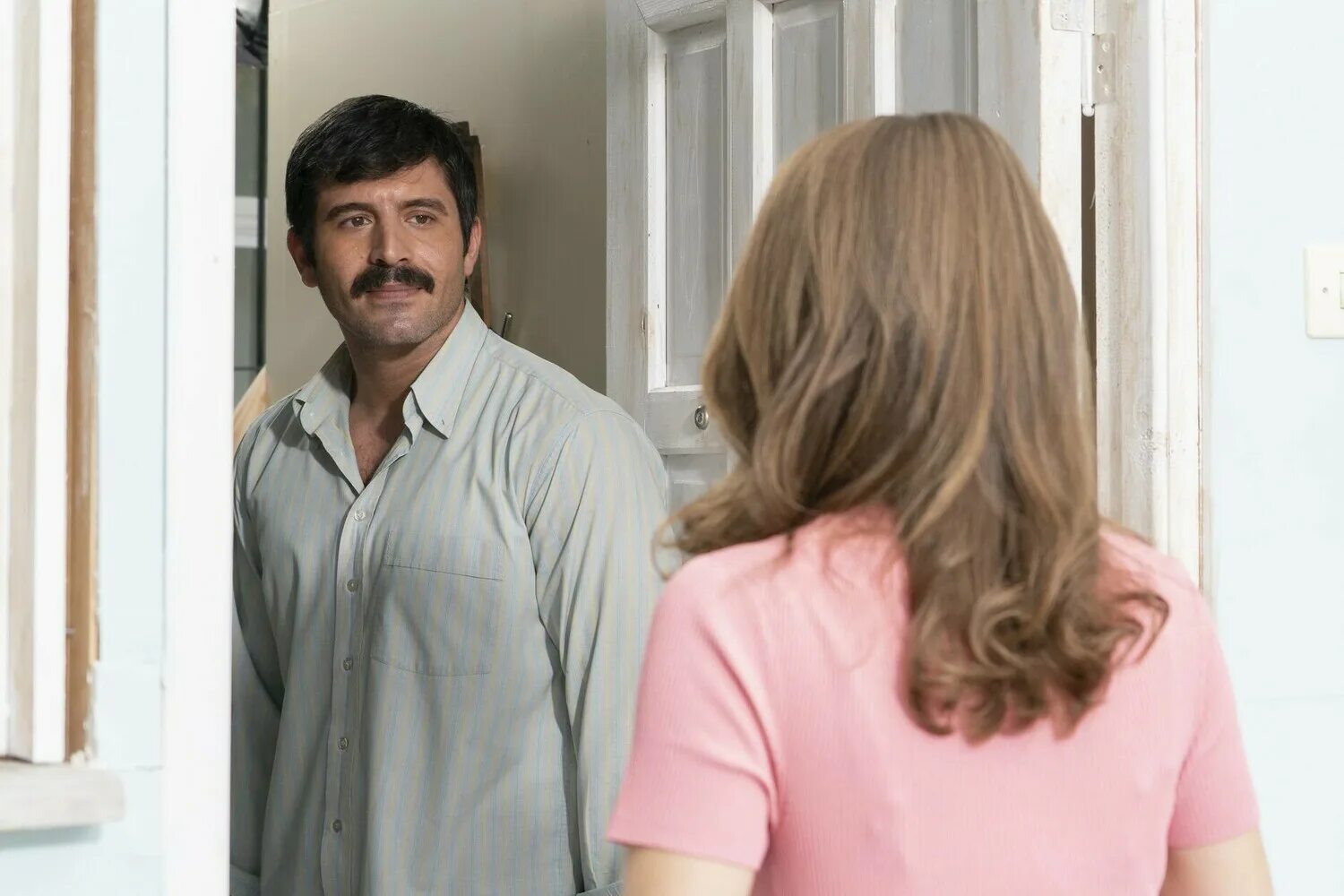 девушка за стеклом на русском языке