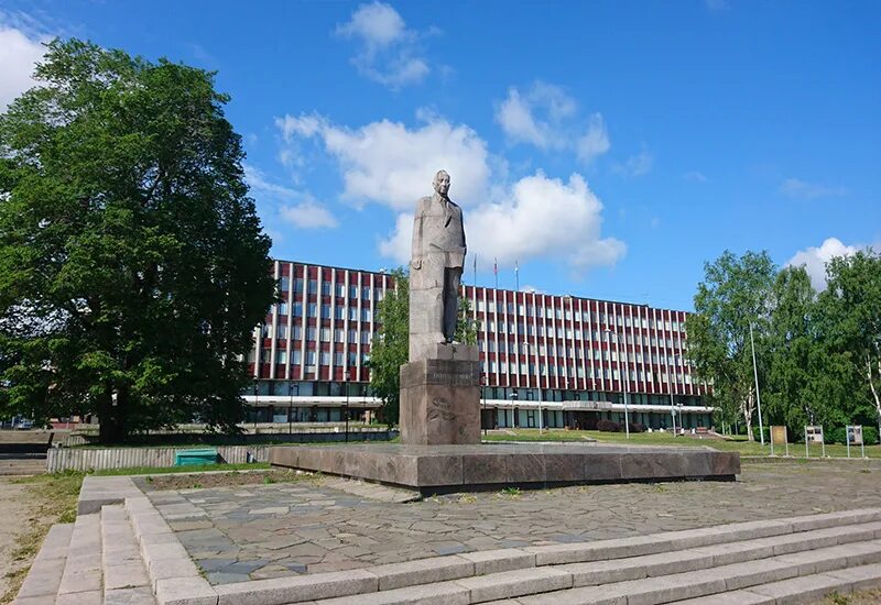 Памятник Куусинену в Петрозаводске. Отто Куусинен памятник в Петрозаводске. Советская площадь Петрозаводск. Петрозаводск Советская площадь Куусинен.