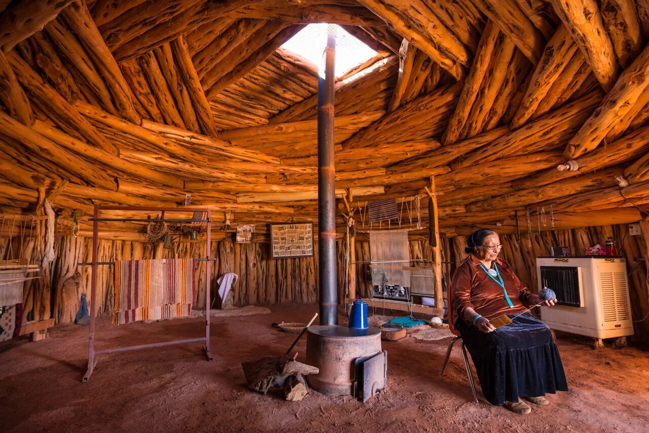 Хоган дом индейцев Навахо. Хоган племени Навахо. Хоган постройка Навахо. Хоган жилище внутри.