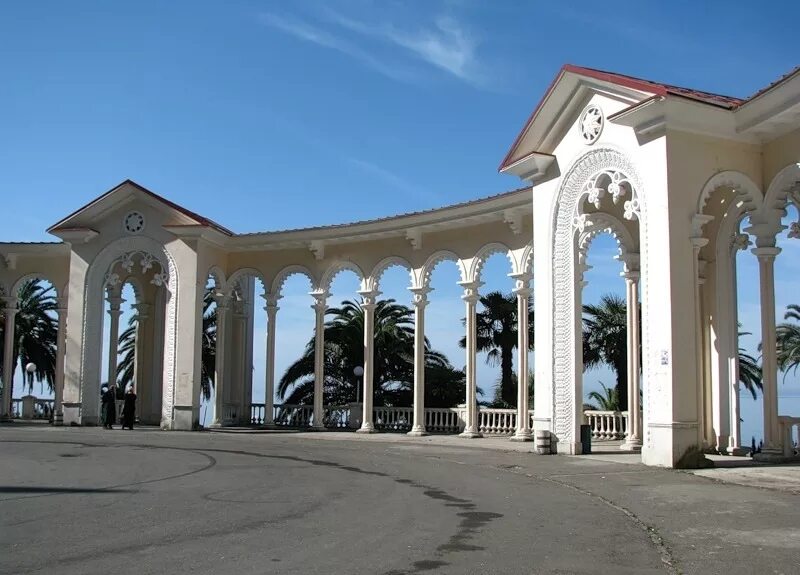 Абхазия Гагрская колонна. Колоннада Гагра Абхазия. Гагринская колоннада в Абхазии. Гагра парк колоннада.