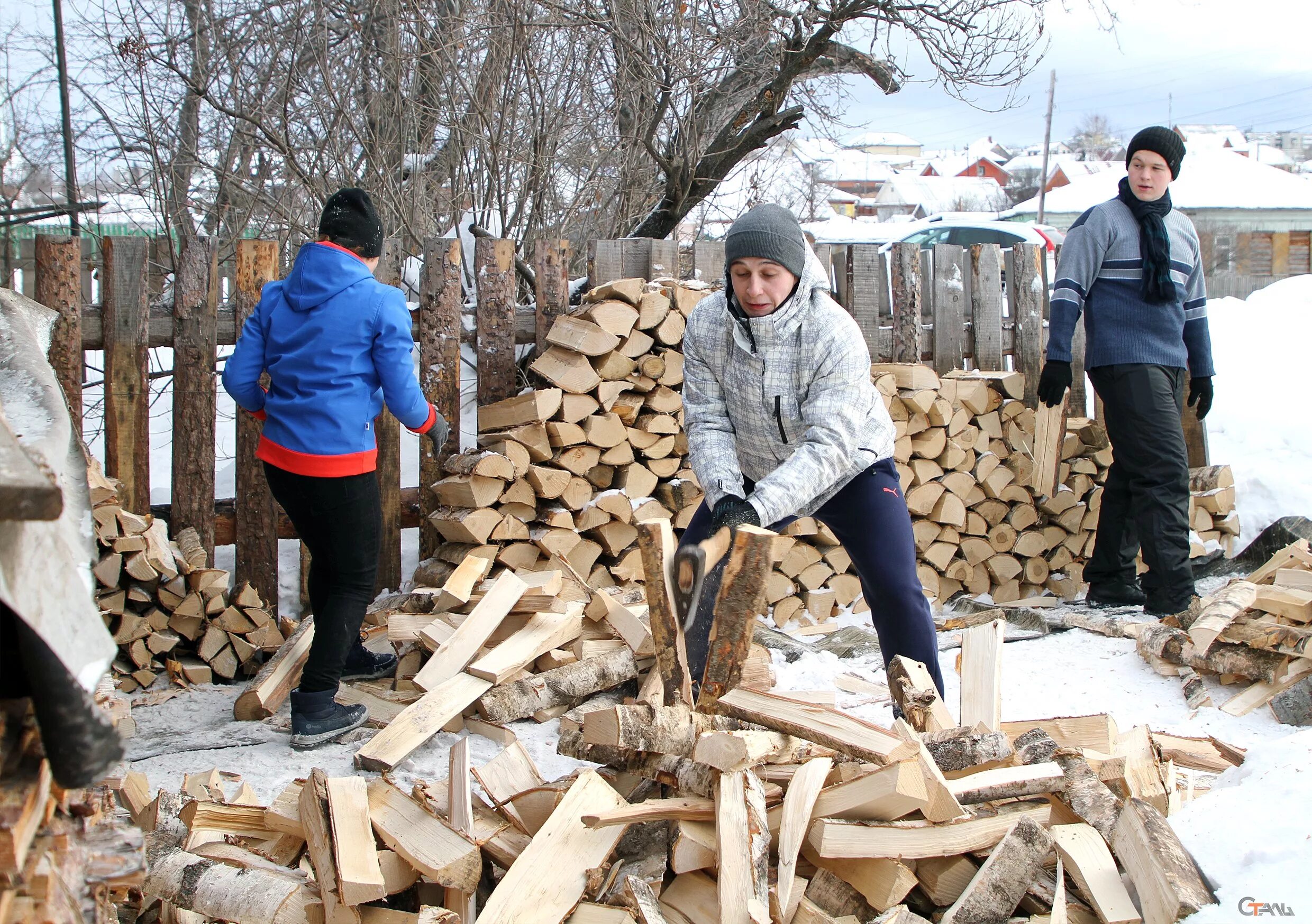 Купить дрова бабушке. Чурка дрова. Бабушка с дровами. Наколотые дрова. Переколем дрова.