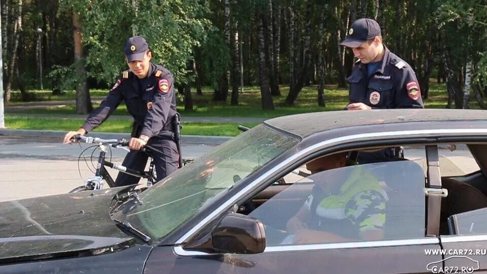 Погоня полиции за велосипедистом. Остановка транспортного средства сотрудником полиции. Сотрудники ППС праве останавливать автомобиль?. Полицейская Гражданская машина. Полиции остановите военные