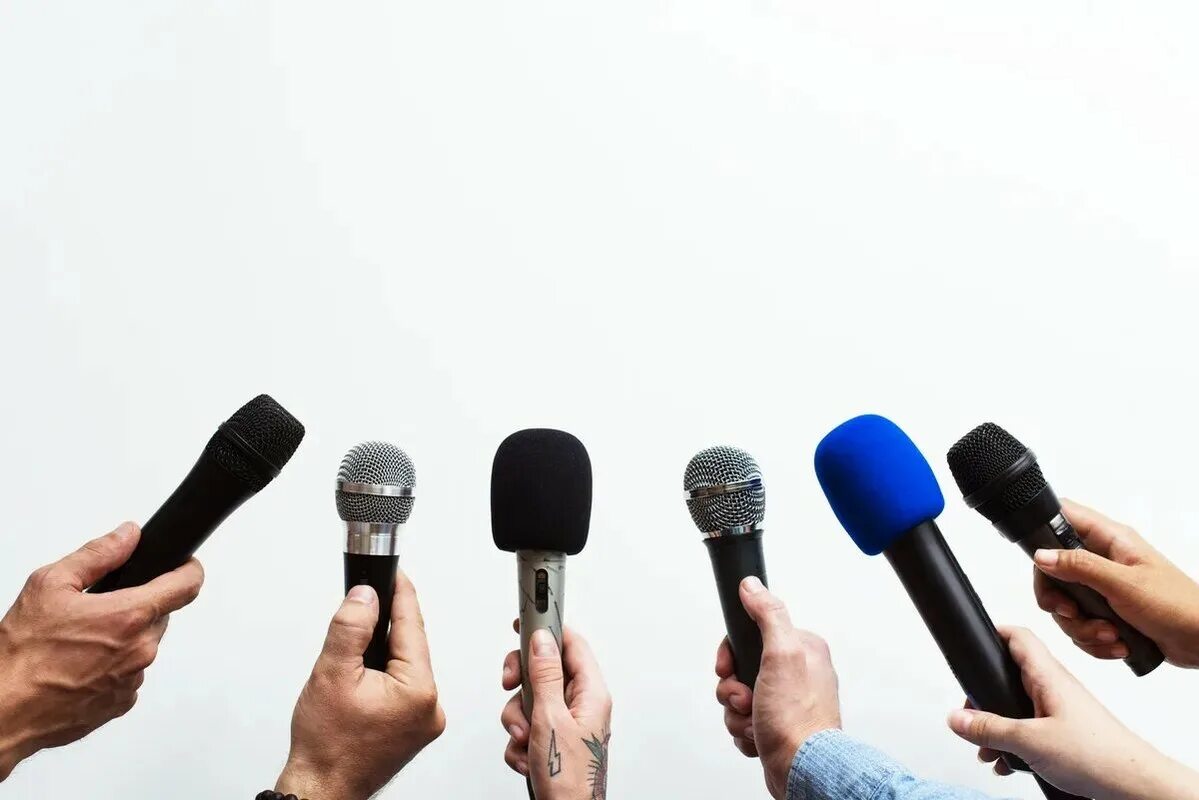 Будем работать микрофон. Микрофон в руке. микрофон для интервью. журналист с микрофоном. человек с микрофоном в руке.