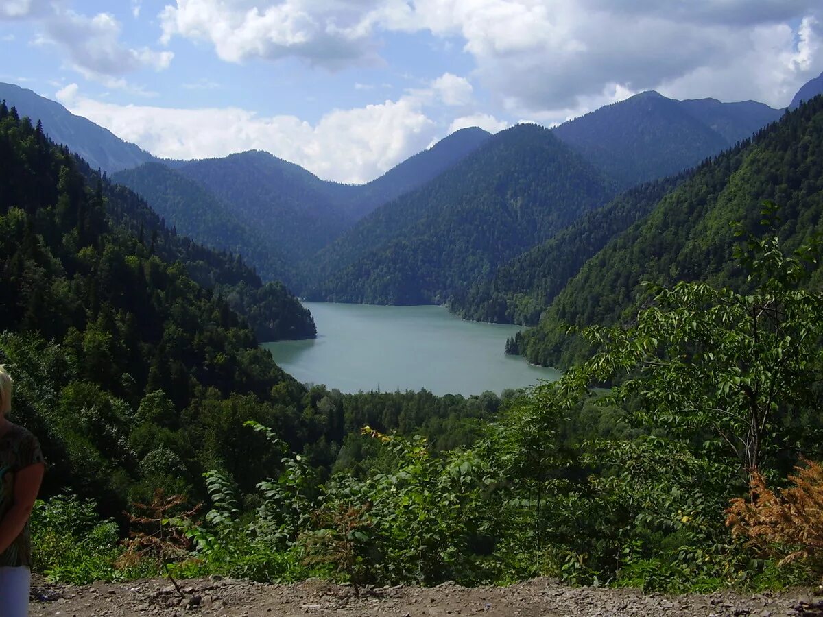 Рица температура. Абхазия рица. Озеро рица абхазия кафе у озера. Гостиница на озере рица абхазия. Абхазия гагры озеро рица.