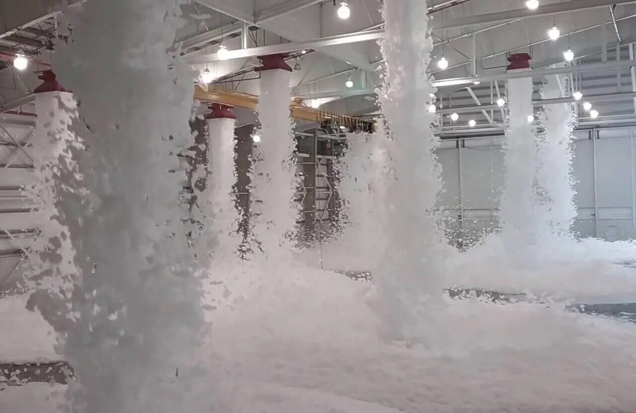 Пенная спринклерная система пожаротушения. Цистерны с водой для пожаротушения. Система пожаротушения на складе. Пенная система пожаротушения. Пенная спринклерная система пожаротушения.