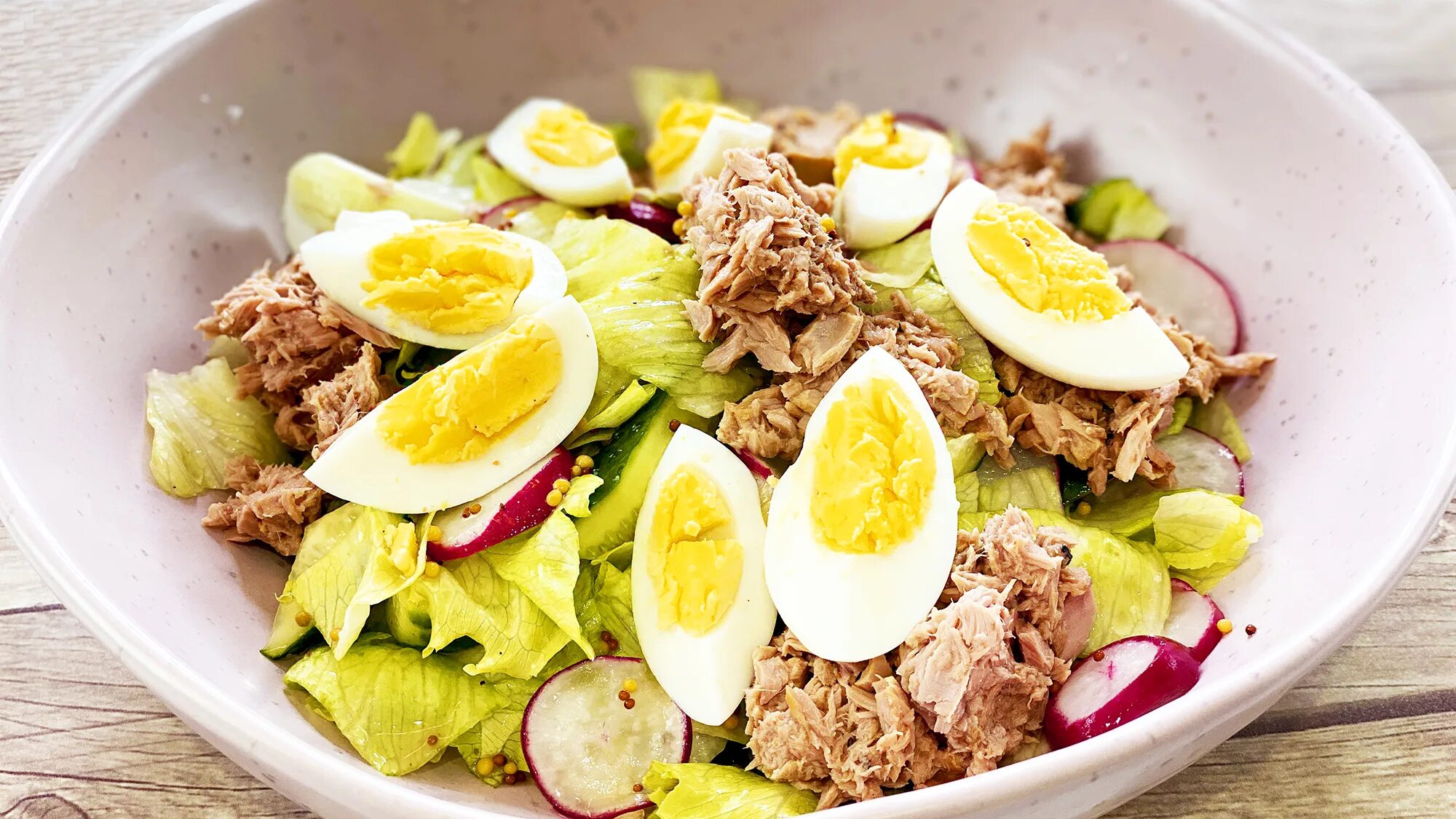 салат с тунцом и помидорами. салат с тунцом и сыром фета. салат с тунцом и оливками. слоеный салат с тунцом консервированным. салат с тунцом консервированным.