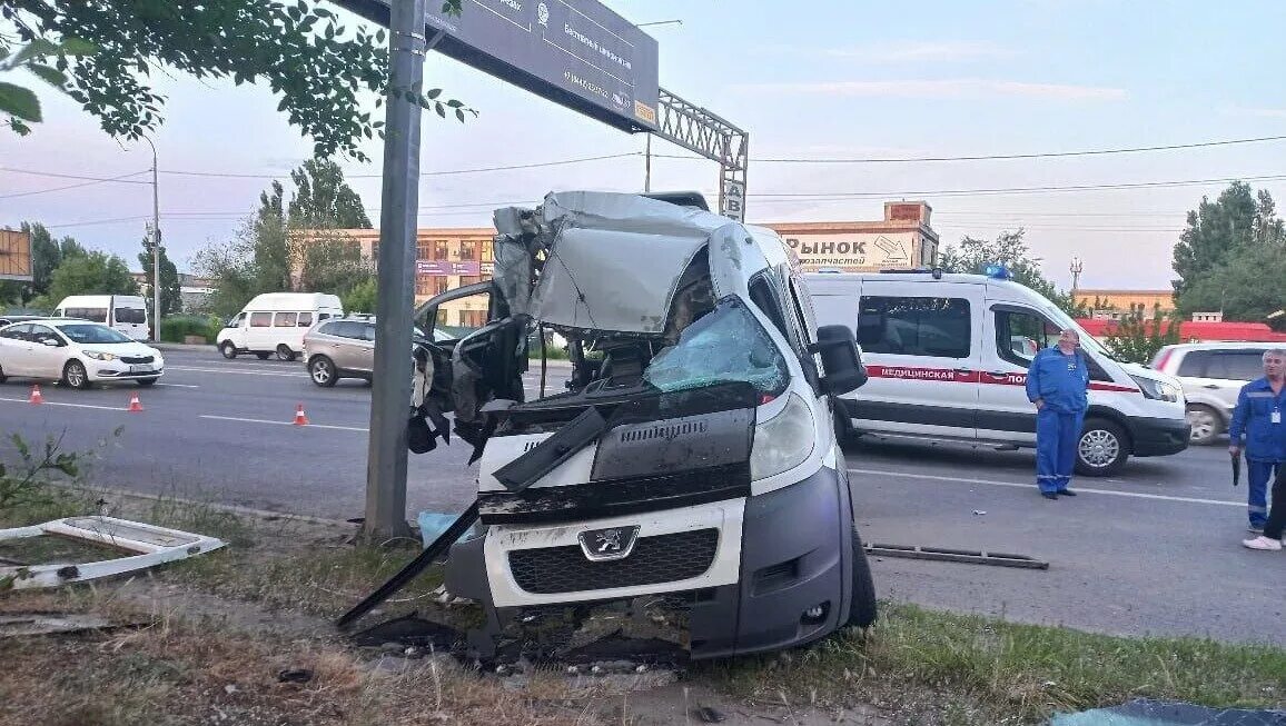27 июня волгоград. Дождь волгоград листья. Авария на елецкой волгоград. Акварель волгоград фото. Коммунальная авария в волгограде.
