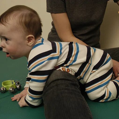 Малыш ползет. Ребенок ползает. Ползать на четвереньках. Ребенок ползает. Как научить четверенькам.