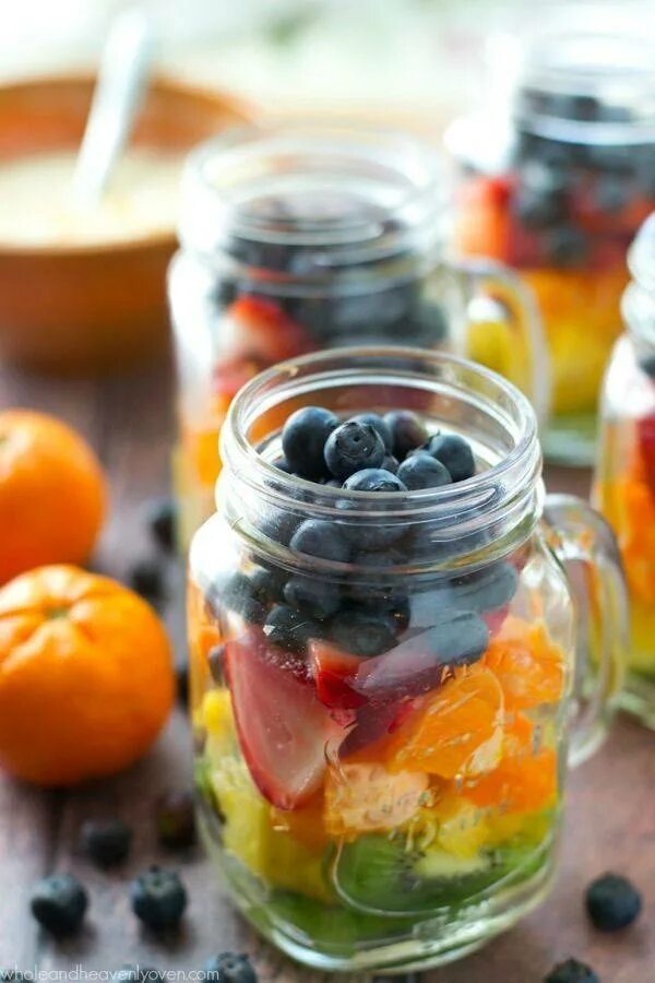 Компот из абрикос. Нарезанные фрукты в баночке. Консервация овощей. Компот из абрикосов. Абрикосовый компот.