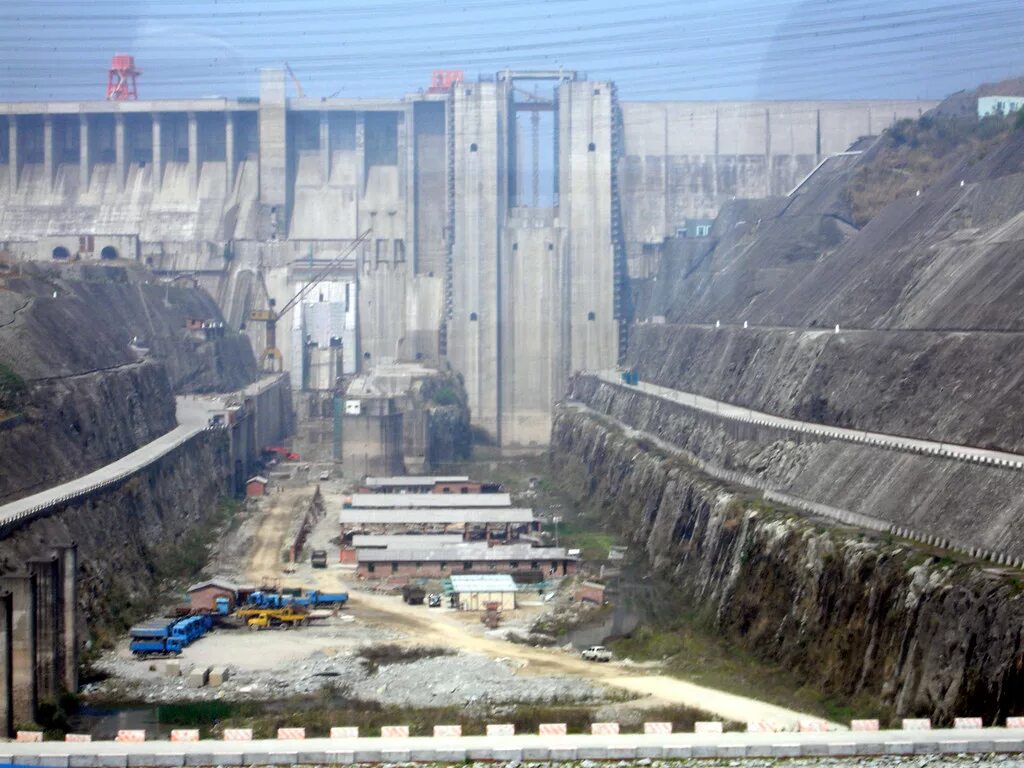 Плотина в китае. Три ущелья ГЭС. Три ущелья ГЭС Янцзы. Плотина 3 ущелья Китай. Судоподъемник ГЭС три ущелья.