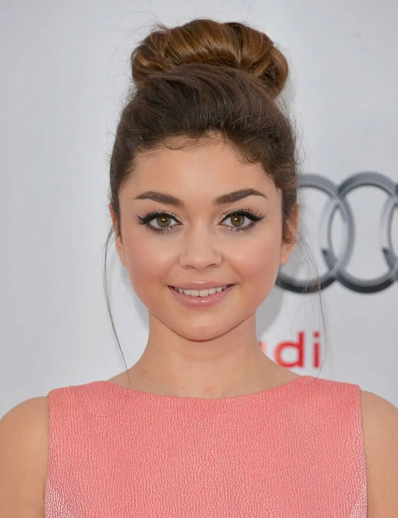 Прически для круглолицых. Sarah Hyland.