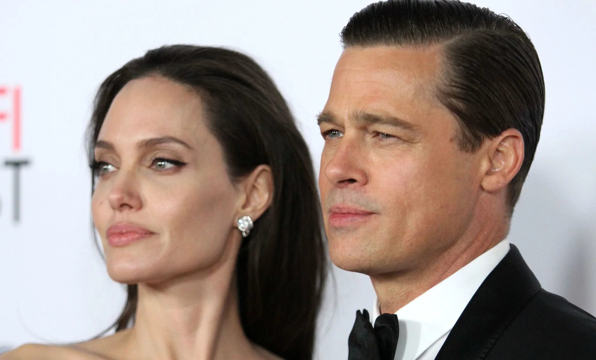 Анджелина джоли и брэд питт развелись. Анджелина и Питт. Анджелина Джоли и Брэд Питт причина развода. Причина развода Брэда и Джоли.