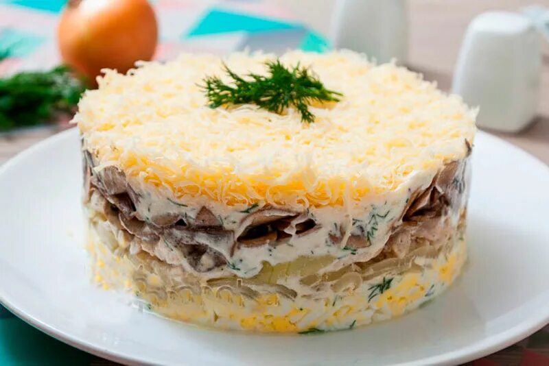 Салат с курицей и грибами жареными слоями. Салат курица шампиньоны сыр слоями. Слоёный салат с курицей и грибами. Слоеный салат с жареными шампиньонами. Салат с курицей и грибами слоями.