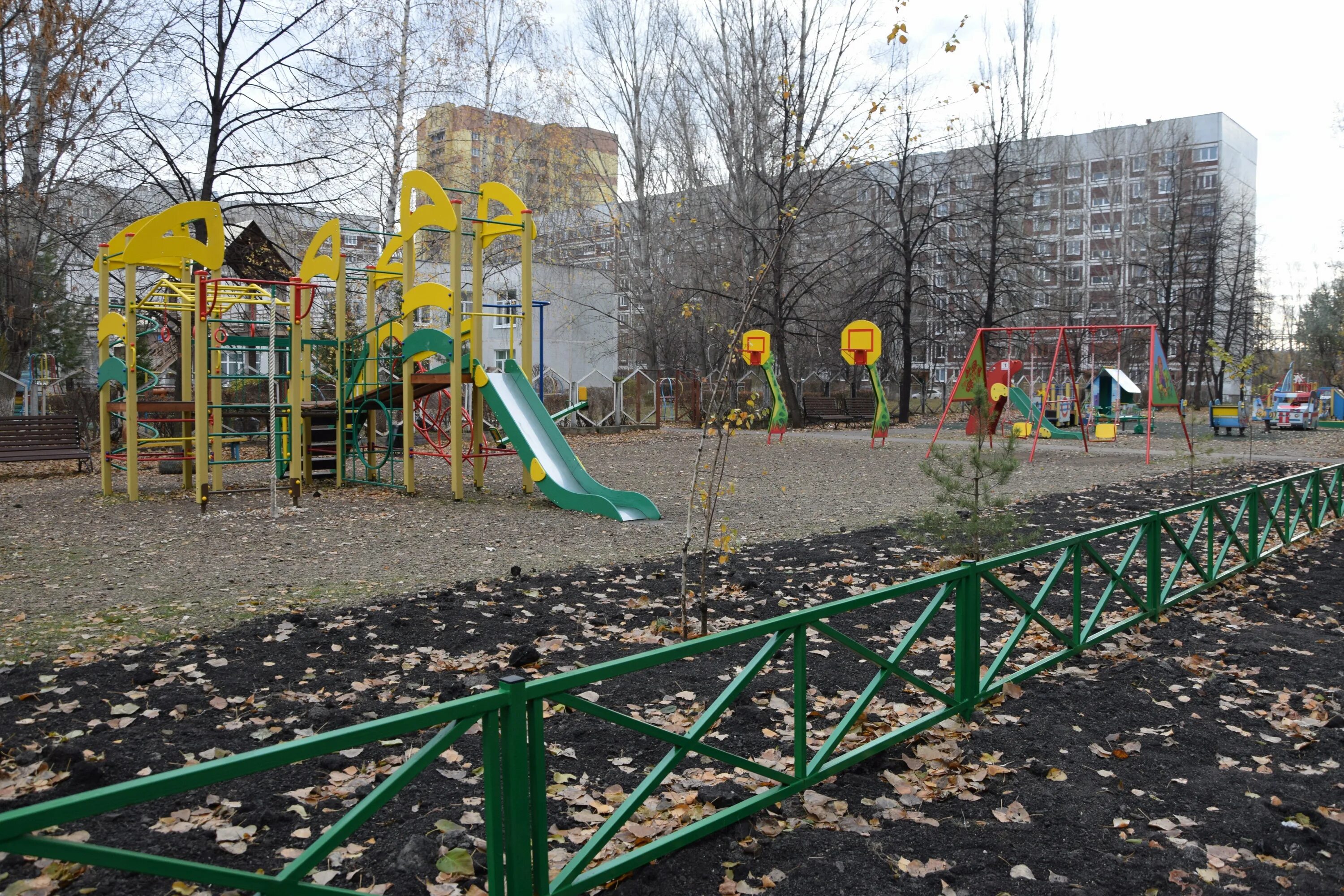 Наш двор ульяновск. Ульяновск дворы. Детская площадка Ульяновск. Дворовые территории Ульяновск. Детская площадка Ульяновск новый город.