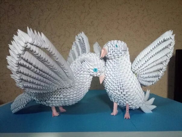 Орел из треугольных модулей. Голубь из модулей оригами. Модульное оригами голубь. Модульное оригами голубь. Голубь из треугольных модулей.