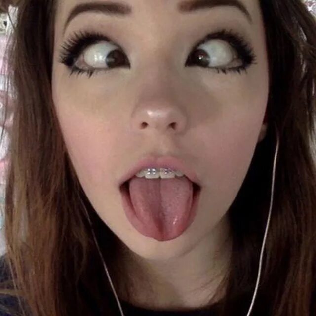 Девушки с вытянутым языком. Белла дельфин ахегао. Как называется когда девушка высовывает язык. Как называется когда девушка высовывает язык. Девушки с вытянутым языком.