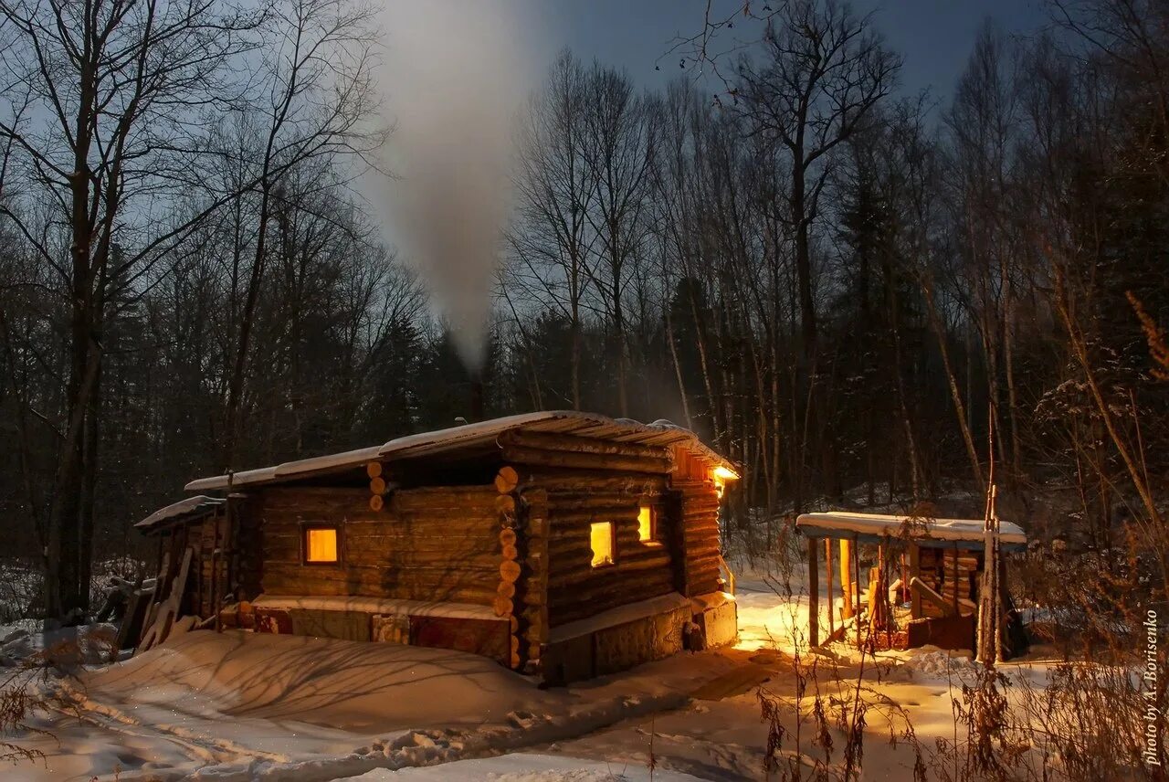 Проживая зиму. Зайдешь в такую избушку зимой жилым. Рыбацкая избушка на колесах. Изба глухариная. Домик в зимнем лесу.