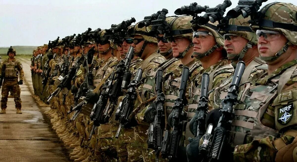 Форма армии бангладеш. Строй солдат. Казаки в армии рф. Вооруженные силы великобритании. Казаки в полевой форме.