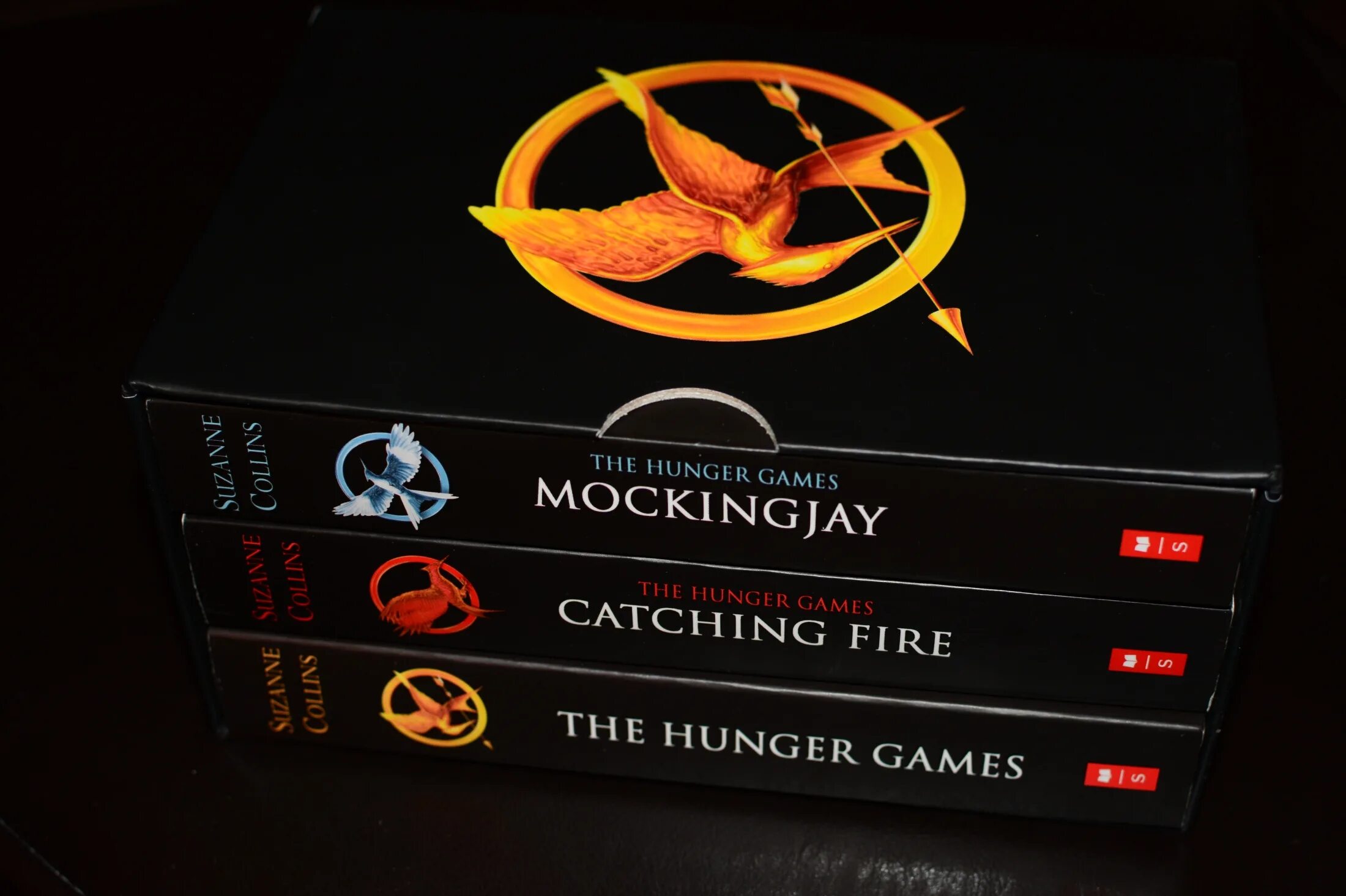 Hunger games book. Hunger games Trilogy. Книга Hunger games. The Hunger games (the Hunger games, #1) Suzanne Collins.