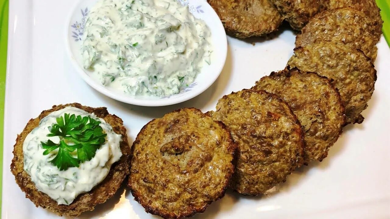 Печеночники рецепт из куриной. Котлеты из печени. печеночные котлеты. печёночные котлеты из куриной печени. котлеты из печени говяжьей.