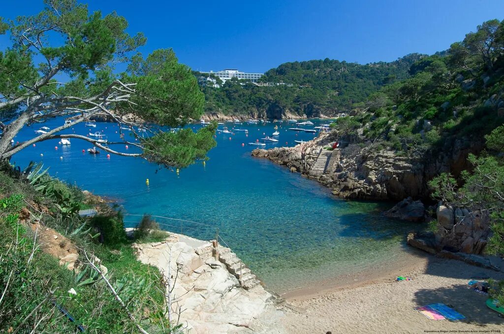 Бухта Коста-Брава. Пляж Айгуаблава. Begur Costa Brava. Испания бухта в Коста Брава. De la costa