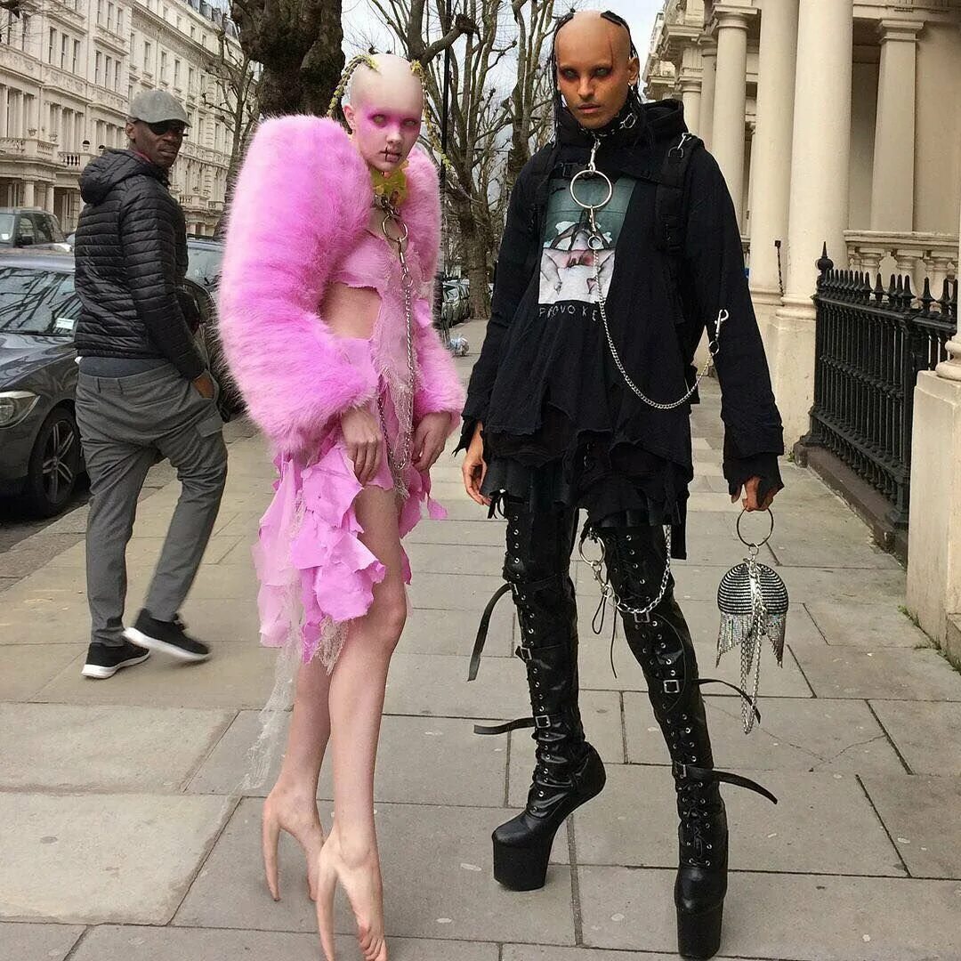 Отвратительная мода. Нелепый стиль в одежде. Странные показы мод. Ханна роуз далтон и стивен радж. Мужчина в ботфортах.