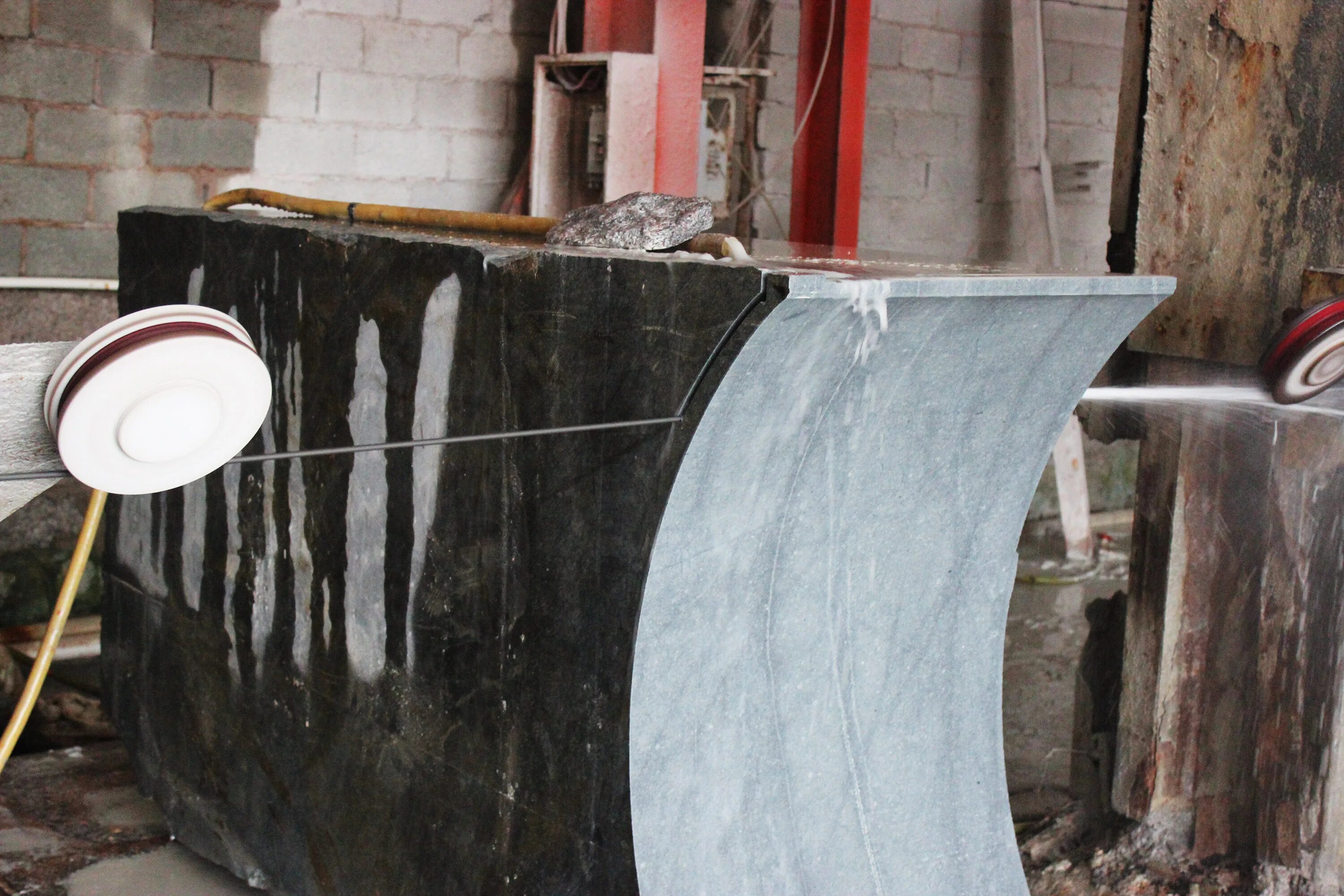 Распиловка мрамора. Резка натурального камня. Распиловка камня. Распиловка гранитных и мраморных  блоков. Распиловка гранита.