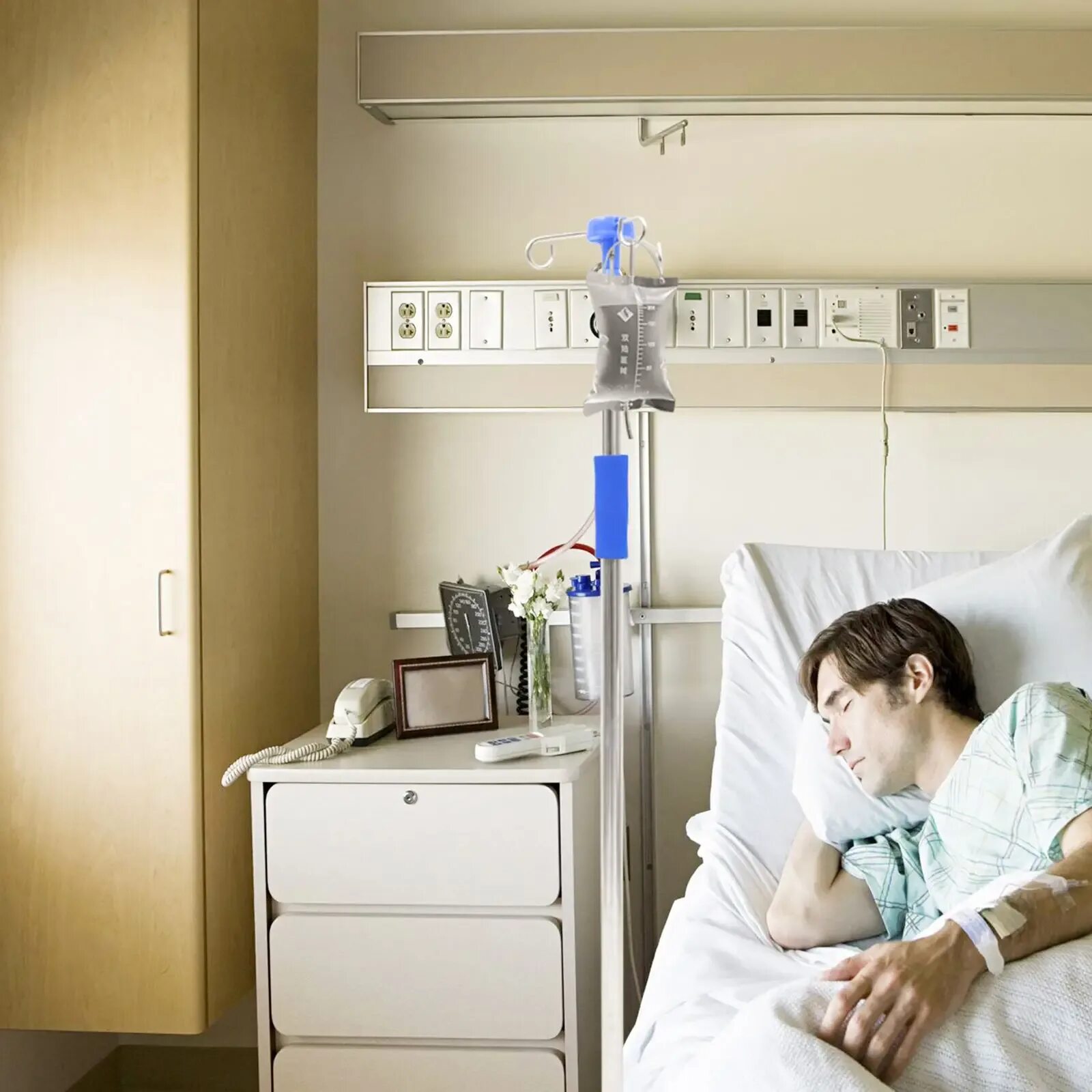 Лежачий больной. Больной спит. Пожилой мужчина лежит в больнице. Сон пациента. Бессонница у пожилых.