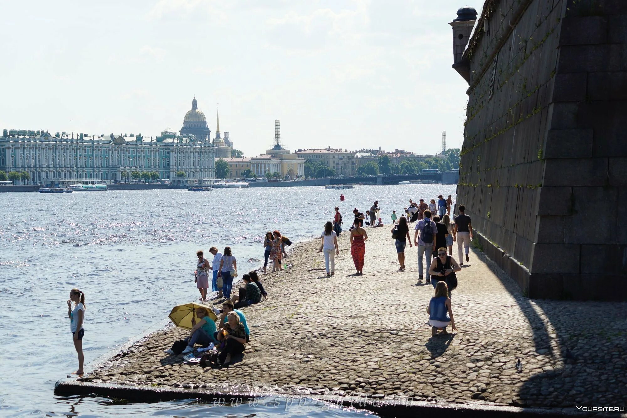 1 июня спб. Петропавловская крепость с Невы. Пляж Петропавловской крепости Санкт-Петербург. Пляж Петропавловской крепости 2021. Набережная Петропавловской крепости.