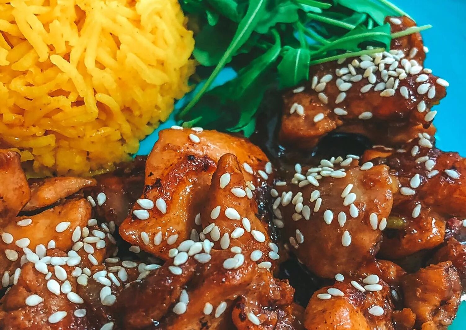 Курица с кунжутом рецепт. Курица терияки с кунжутом. курочка терияки с кунжутом. курочка с соусом терияки и кунжутом. курица в соусе терияки с кунжутом.