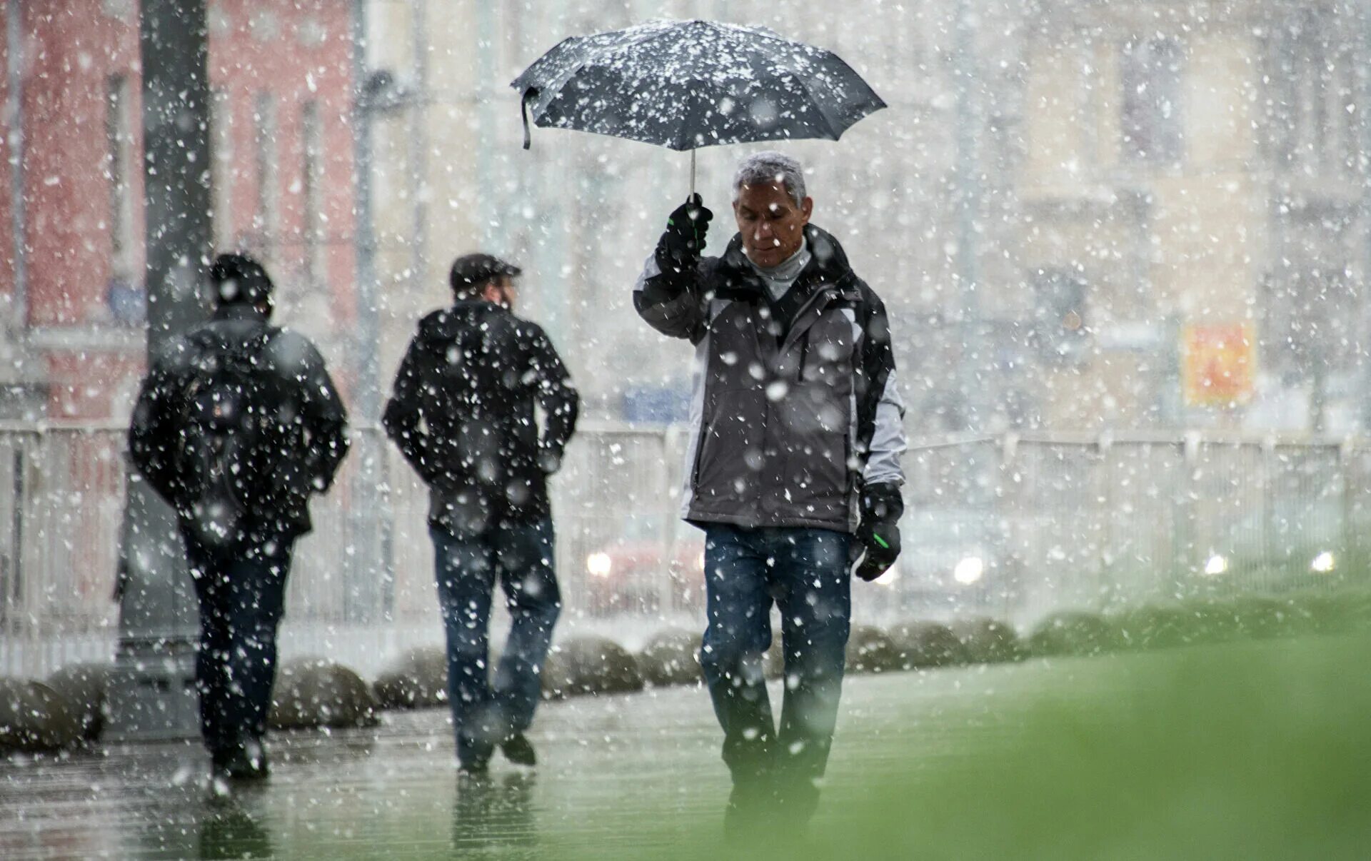 Мокрый снег с дождем. Мокрый снег с дождем. Мокрый снег с дождем. Снег с дождем. Мокрый снег и ветер.