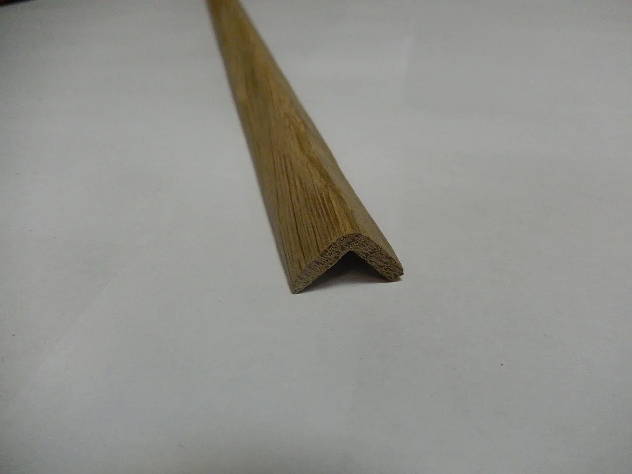порожки межкомнатные. угол мдф внутренний 24x24x2600 мм цвет бергамо. уголок деревянный термированный. уголок дуб 50мм. уголок декоративный деревянный.