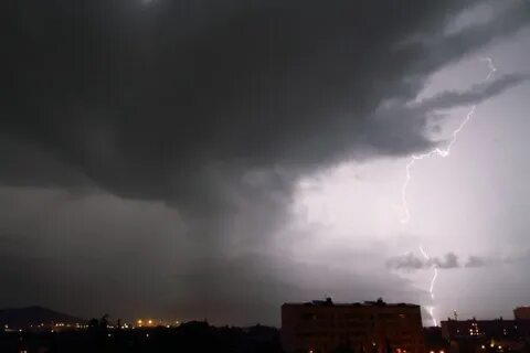 Грохочет гром а на холме