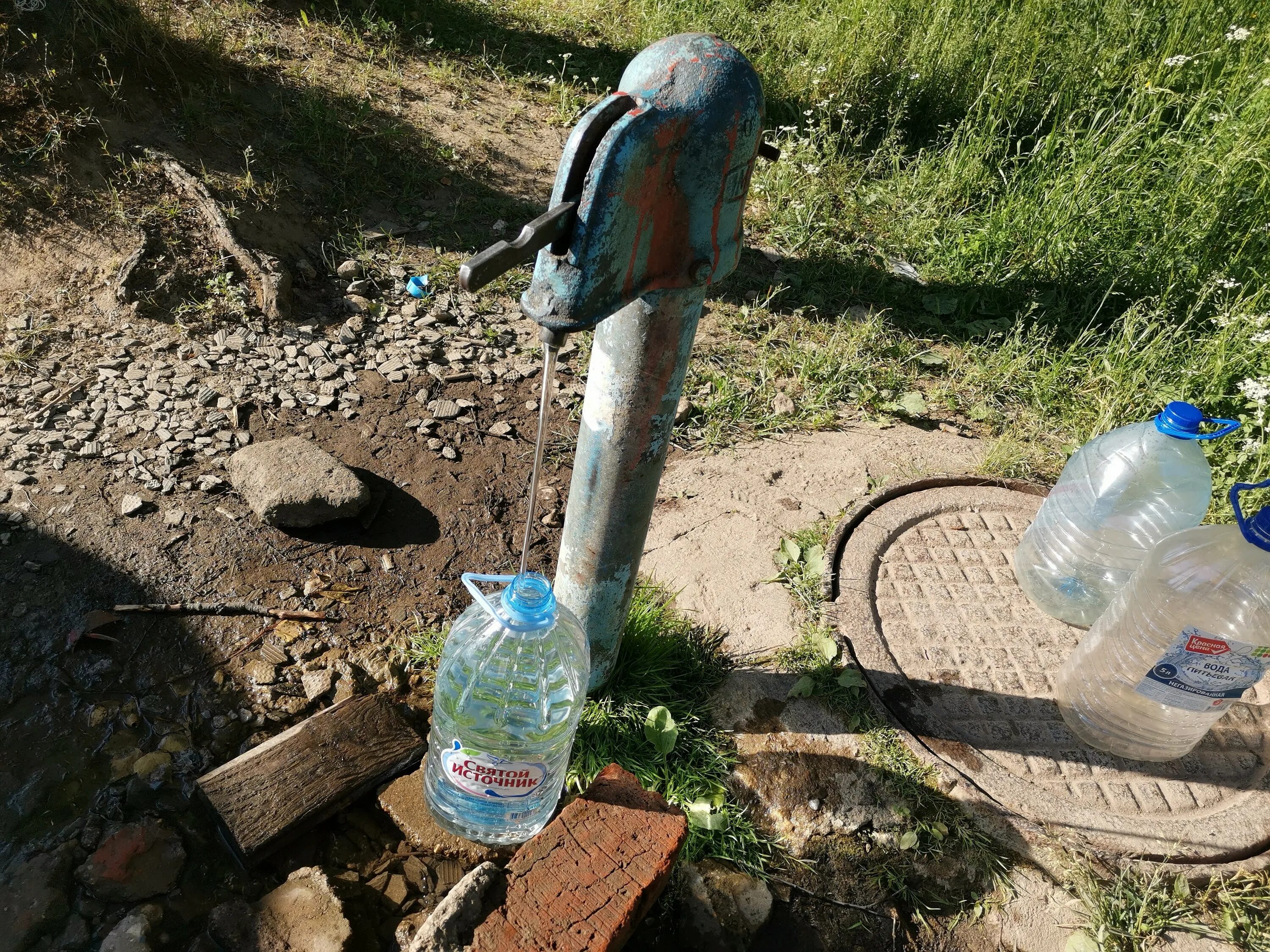 Колонка воды в деревне. Вода из колонки. Набирают воду из колонки. Деревенская колонка. Вывести воду из динамиков